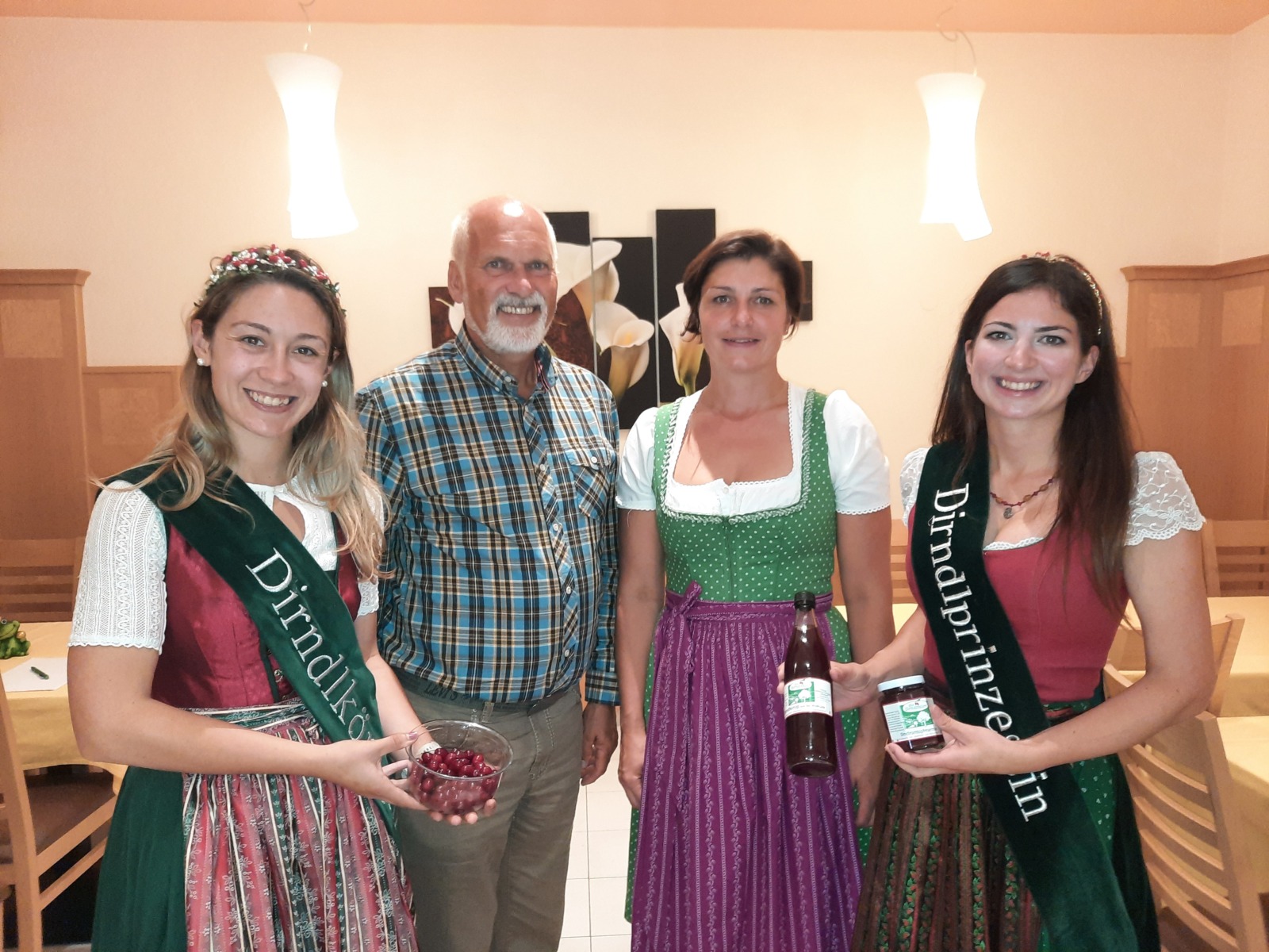 4 Personen am Bild mit Dirndlfrüchten, Sirupflasche und Marmelade. v.l.n.r. Dirndlkönigin Sandra Schweiger, Regionsobmann Bgm. Kurt Wittmann, Obfrau Dirndl- Edelbrand- Dörrobstgemeinschaft Katharina Daxböck, Dirndlprinzessin Veronika Harm.