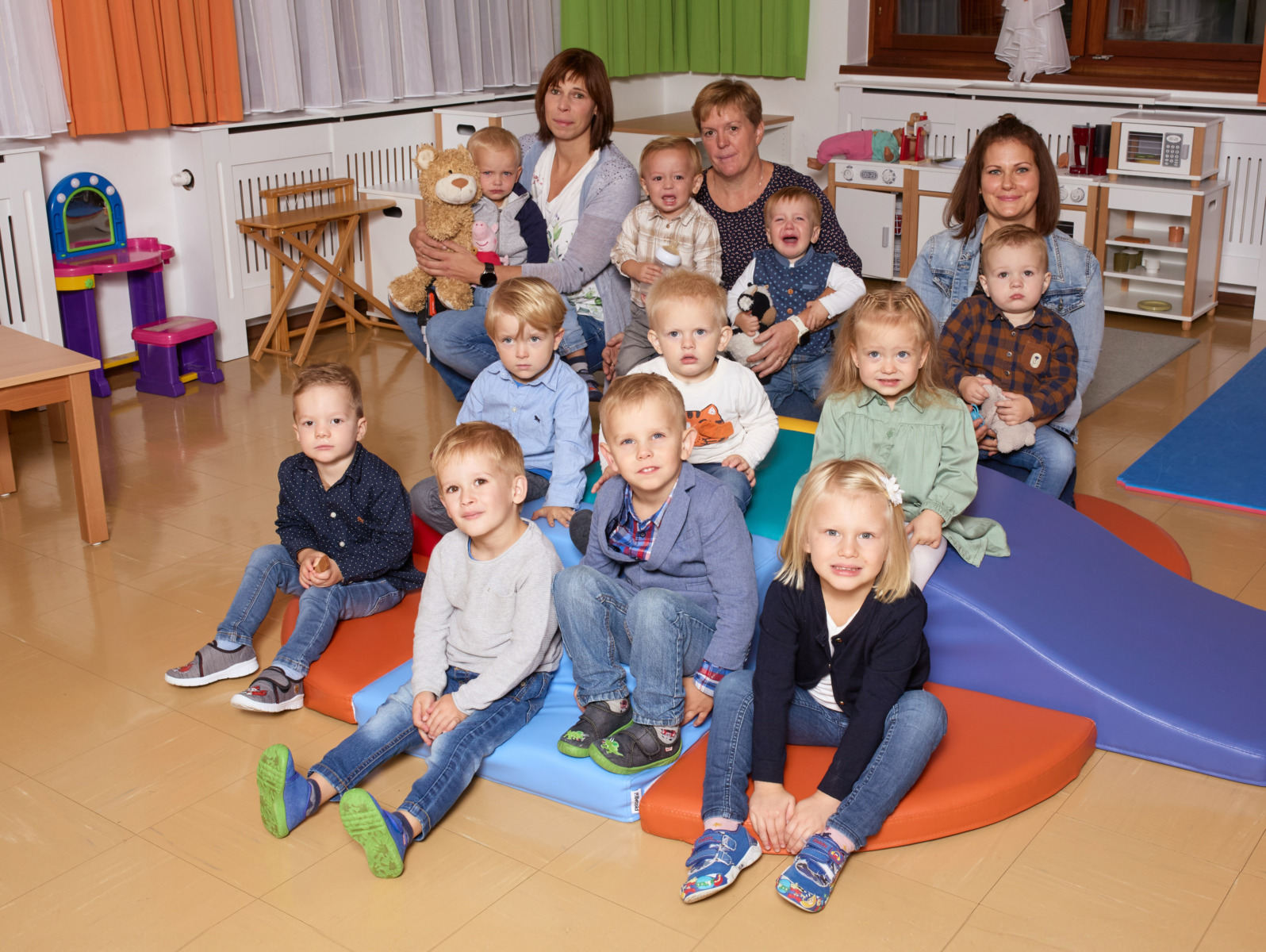Gruppenfoto Betreuerinnen Kinderbetreuung Schwarzenbach an der Pielach mit Kids
