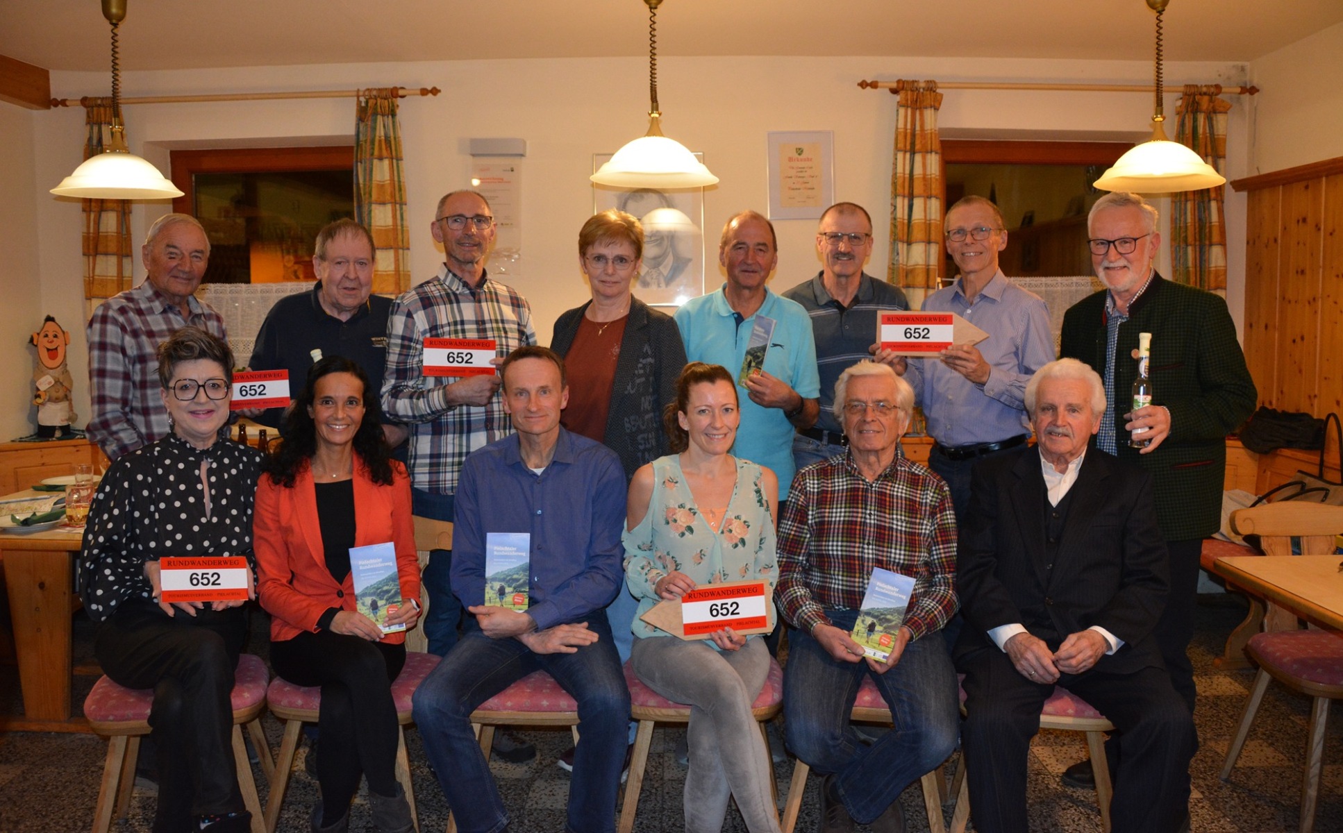 Gruppenfoto der Wegebetreuer, Schilder des Rundwanderweges 652 werden gehalten