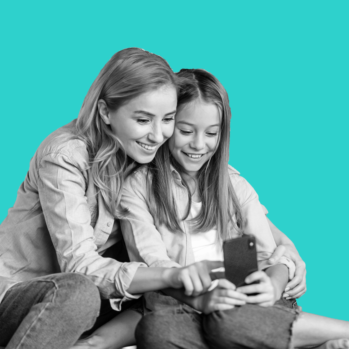 Mutter mit Kind und einem Handy in der Hand