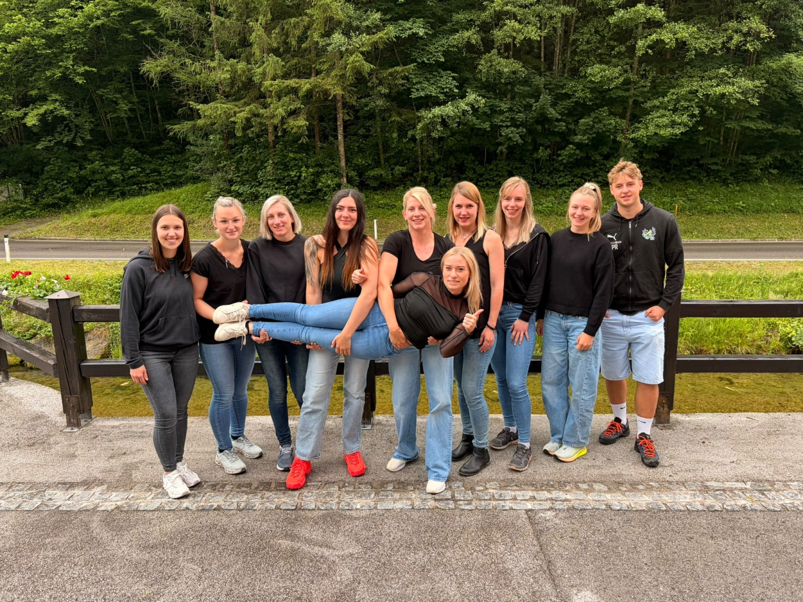 mehrere Damen und ein Mann die das Team der Gesunden Gemeinde Schwarzenbach präsentieren.