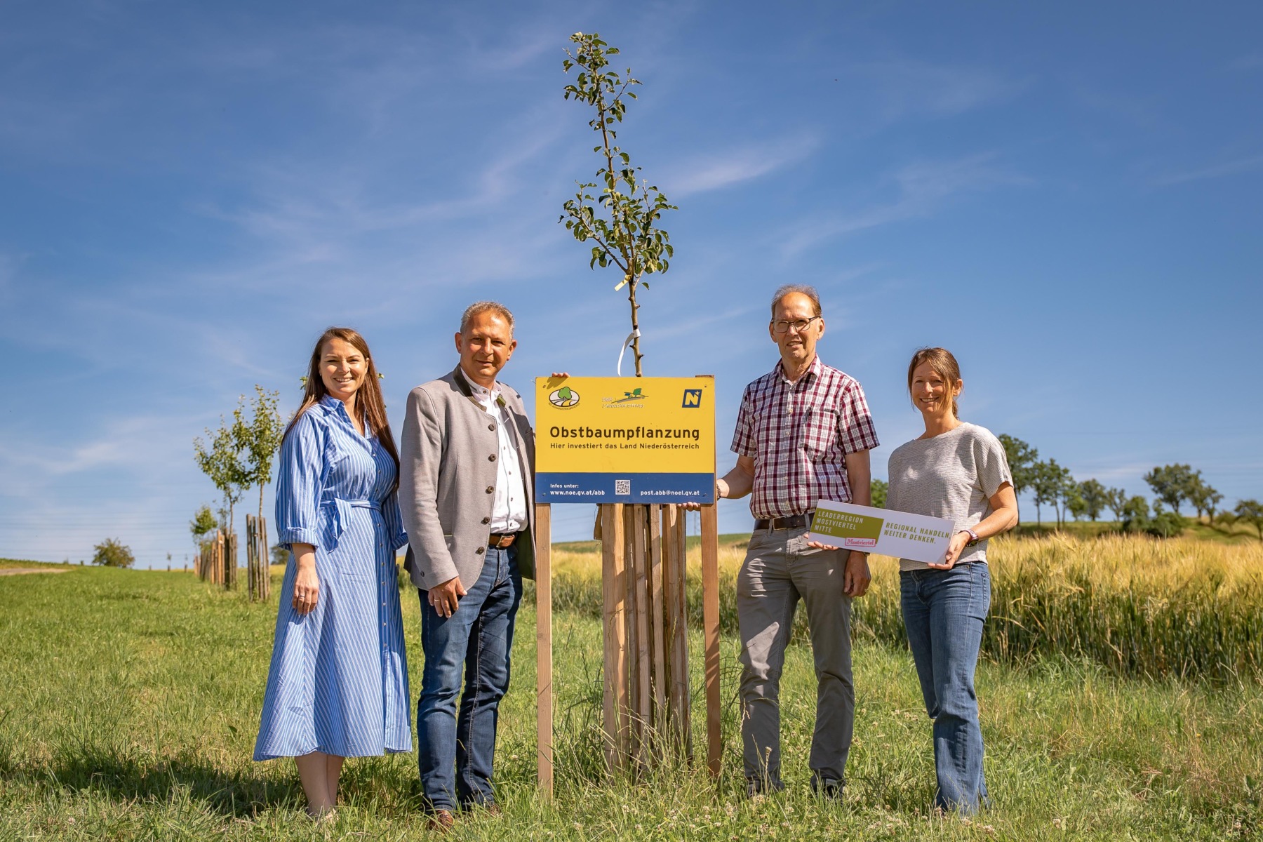 Personen auf einer Wiese mit einem Obstbaum: v.li.n.re: Projektmanagerin der Moststrasse Maria Haider, Obmann der LEADER Region Mostviertel-Mitte Bgm. Manfred Roitner, Franz Lumesberger vom NÖ Landschaftsfonds und Projektkoordinatorin in der LEADER Region Mostviertel-Mitte Martina Grill